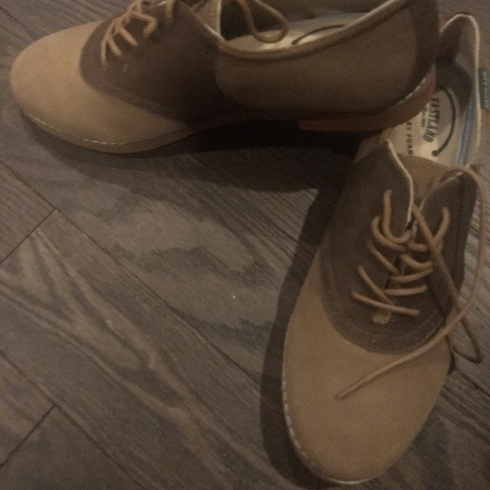 Women’s Eastland shoe , dark brown , light brown,